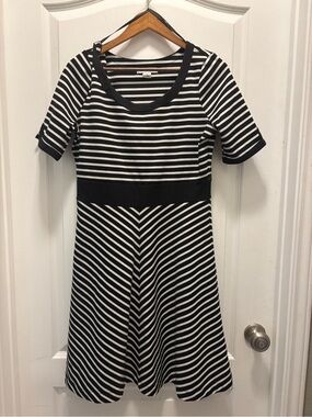 Liz Claiborne Black and White Striped Midi Dress. Size 10 EUC